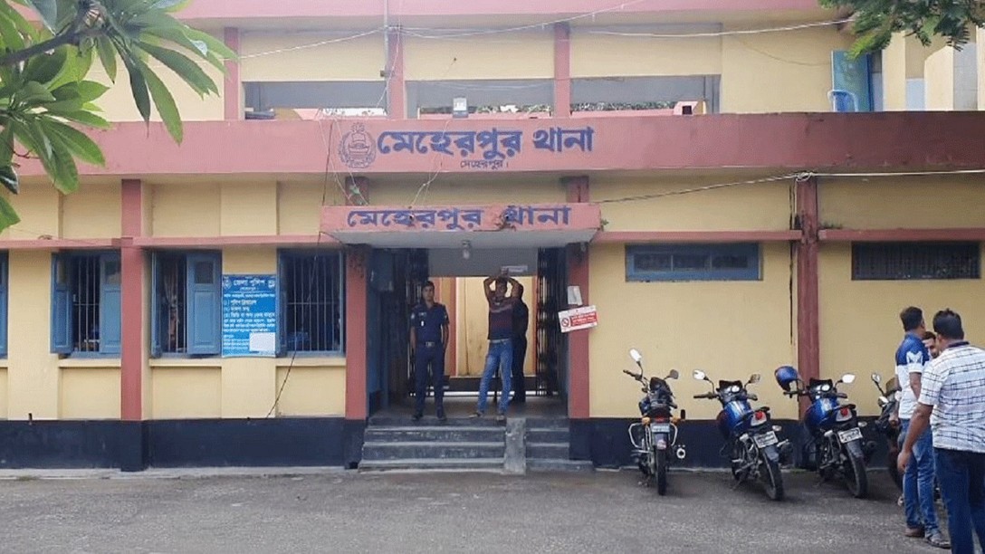 মেহেরপুরে বাড়ির ভিতর স্ত্রীর সামনেই স্বামীকে কুপিয়ে হত্যা